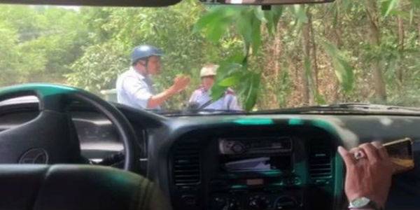 Hình ảnh phóng viên Trương Ngọc Minh bị người đàn ông tát vào mặt.