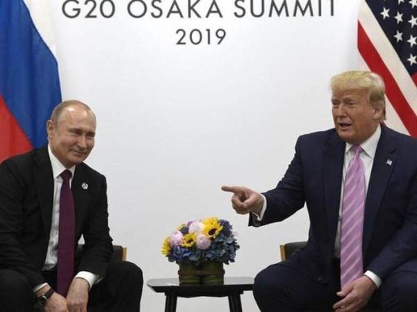 Tổng thống Mỹ Donald Trump (phải) và người đồng cấp Nga Vladimir Putin trong cuộc gặp ngày 28-6 bên lề thượng đỉnh G20. Ảnh: AP