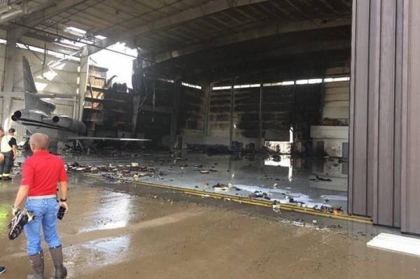 Các nhân chứng mô tả máy bay đâm mạnh vào nhà kho chứa máy bay rồi bốc cháy. Ảnh: Twitter/JohnyAlamo.