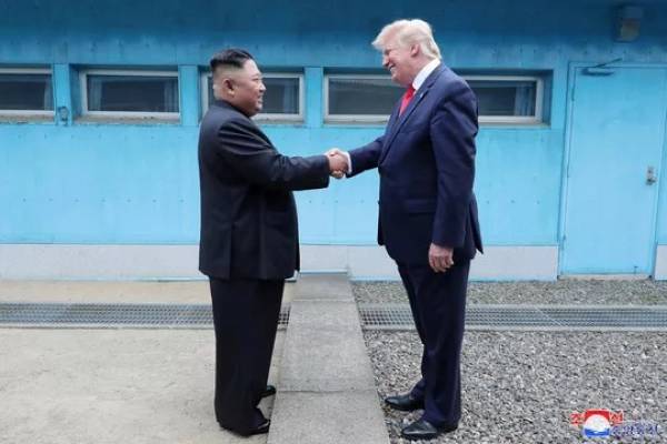 Tổng thống Mỹ Donald Trump và nhà lãnh đạo Triều Tiên Kim Jong-un bắt tay tại cuộc gặp hôm 30-6 Ảnh: KCNA