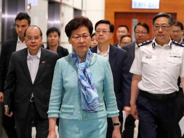 Trưởng Đặc khu hành chính Hong Kong - bà Carrie Lam tại trụ sở cảnh sát. Ảnh: SCMP