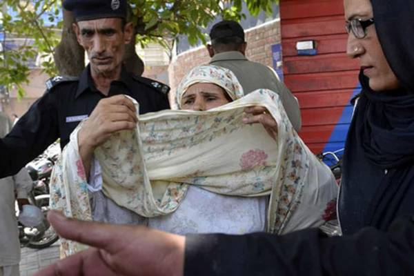 Perveen Bibi (giữa) bị kết án tử hình sau khi thiêu sống con gái vì kết hôn mà không có sự đồng ý của gia đình