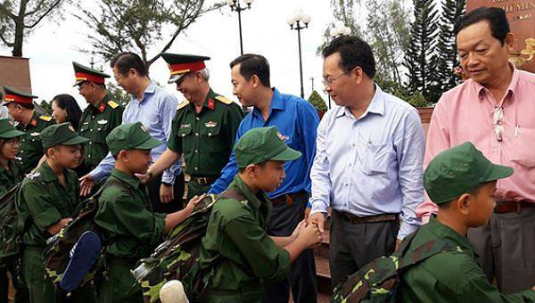 Các chiến sĩ nhí chia tay đại biểu trước khi trải nghiệm cuộc sống 10 ngày trong quân ngũ. Ảnh Quân đội nhân dân