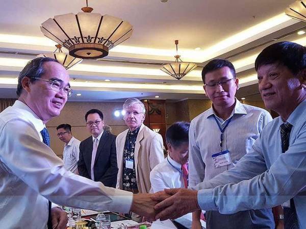 Bí thư Nguyễn Thiện Nhân trao đổi với các đại biểu, khách mời tại hội thảo chiều 3-7. Ảnh: TÁ LÂM