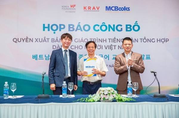 Lễ chuyển giao bản quyền xuất bản bộ sách Giáo Trình Tiếng Hàn Tổng Hợp