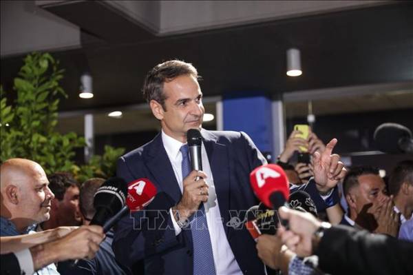 Lãnh đạo đảng Dân Chủ mới của Hy Lạp Kyriakos Mitsotakis bên những người ủng hộ tại Athens sau khi kết quả tổng tuyển cử được công bố ngày 7/7/2019.