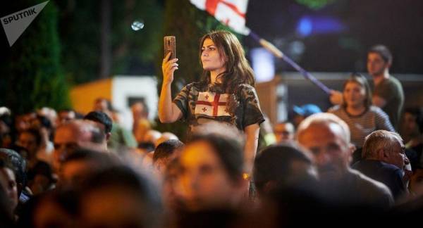 Hình ảnh người biểu tình ở thủ đô Tbilisi Gruzia (ảnh Sputnik Georgia).