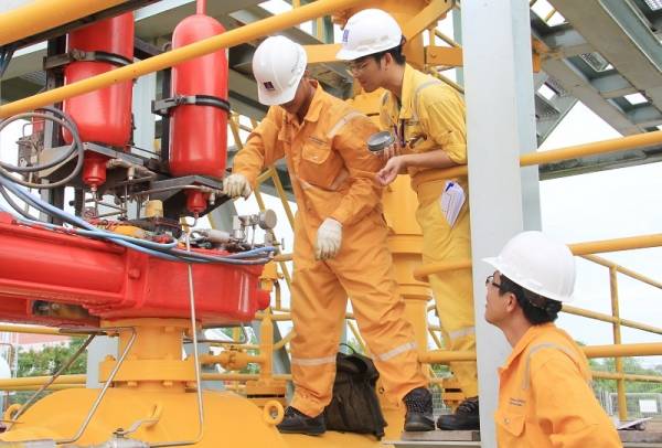 Các kỹ sư PVGAS đang kiểm tra thiết bị