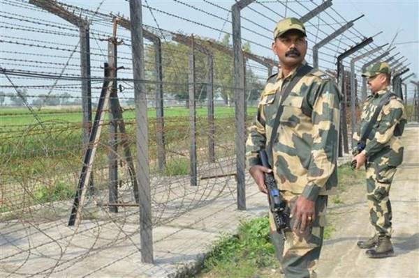 Lực lượng an ninh biên giới Ấn Độ tuần tra tại khu vực ngoại ô Amritsar, biên giới Ấn Độ-Pakistan.