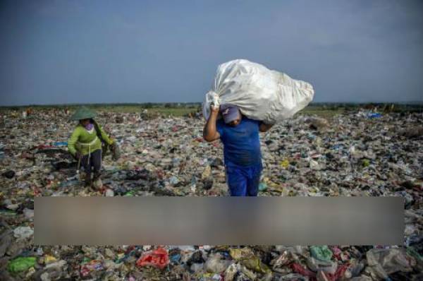 Rác thải nhựa tại một bãi rác ở Tây Java, Indonesia.