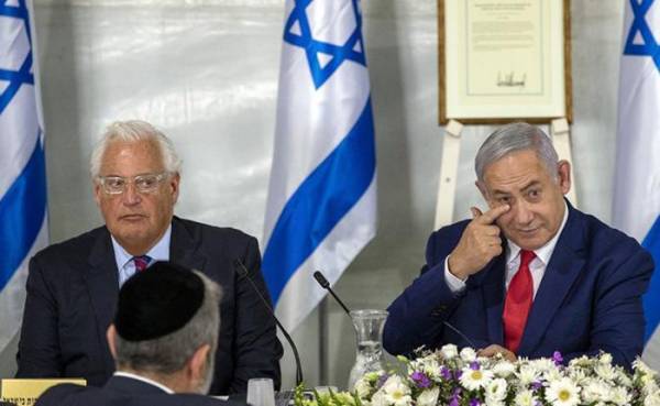 Thủ tướng Israel Benjamin Netanyahu cùng Đại sứ Mỹ tại Israel David Friedman trong buổi lễ khánh thành khu định cư Do Thái mới được đặt tên Tổng thống Mỹ Donald Trump. (Ảnh: AP Photo/Ariel Schalit/TASS)