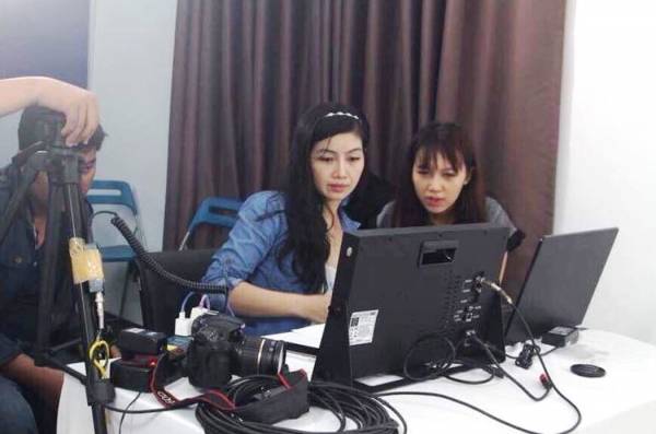 Cô giáo Nguyễn Thị Hoa (thứ hai từ phải sang) luôn cháy bỏng niềm đam mê với nghề đạo diễn.