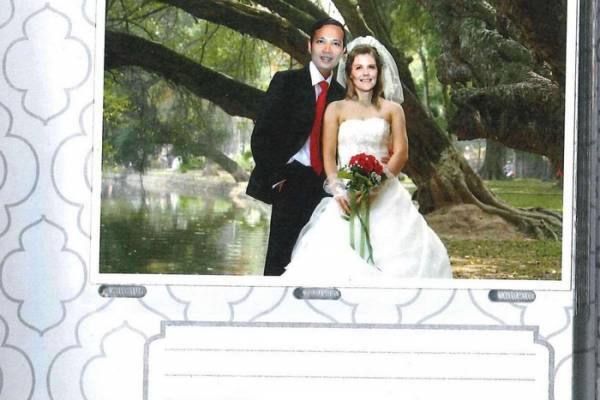 Ảnh trong một bộ ảnh cưới của Nam Phuon Hoang và Brandy Lynn Esley. Các album ảnh được công tố viên liên bang nộp làm bằng chứng - Ảnh: Văn phòng công tố Mỹ