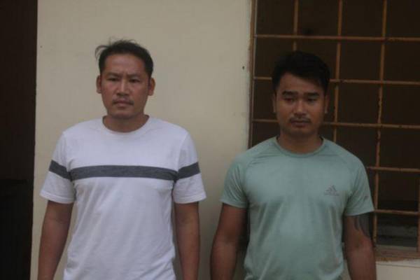 Nguyễn Đình Ngọc (áo trắng) và Nguyễn Văn Việt bị công an tạm giữ