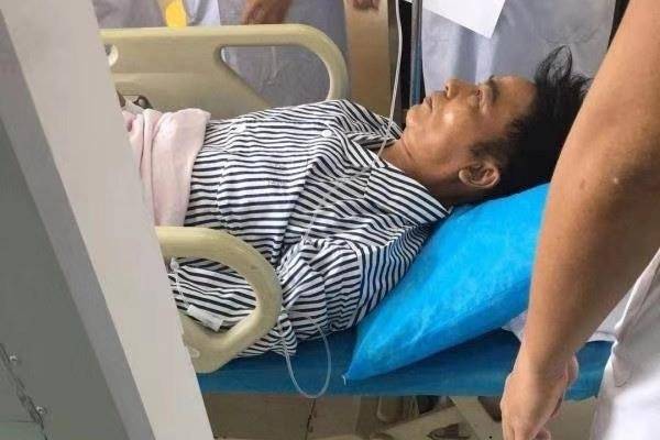 Nhậm Đạt Hoa được đưa vào viện sau khi bị đâm tại sự kiện.
