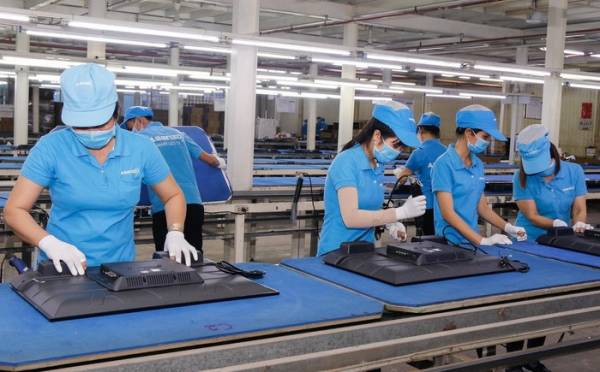 Lắp ráp TV tại Công ty cổ phần tập đoàn Asanzo. Ảnh: Hoài Nam
