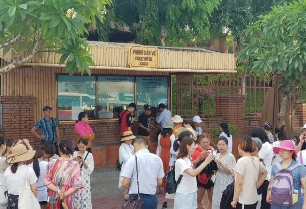 Nha Trang: Du khách tăng mạnh, xe du lịch khốn đốn vì thiếu bãi đỗ xe