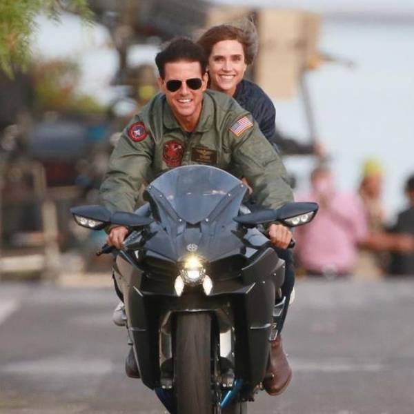 Tom Cruise phong độ bên cạnh bạn diễn trên phim trường Top Gun: Maverick