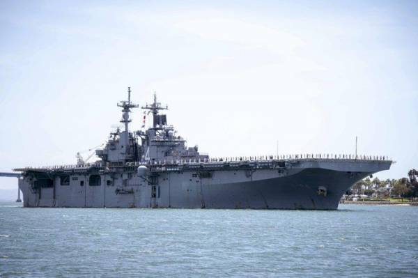 Tàu đổ bộ USS Boxer của Hải quân Mỹ. Ảnh: AP.