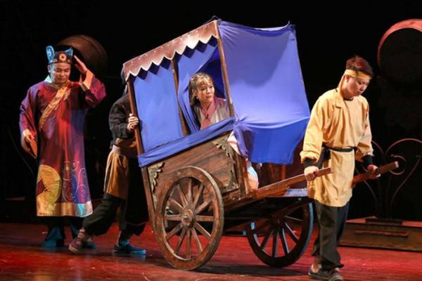 Nàng Kiều lên sân khấu trong vở kịch thơ Kiều của Nhà hát Kịch Việt Nam.