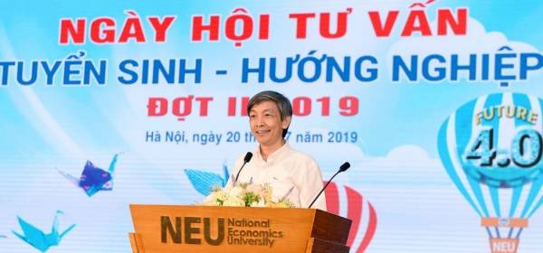 Phó giáo sư Bùi Đức Triệu -Trưởng phòng Quản lý đào tạo Trường Đại học Kinh tế quốc dân đã có những trao đổi, đưa ra lời khuyên giúp thí sinh định hướng, lựa chọn ngành phù hợp với năng