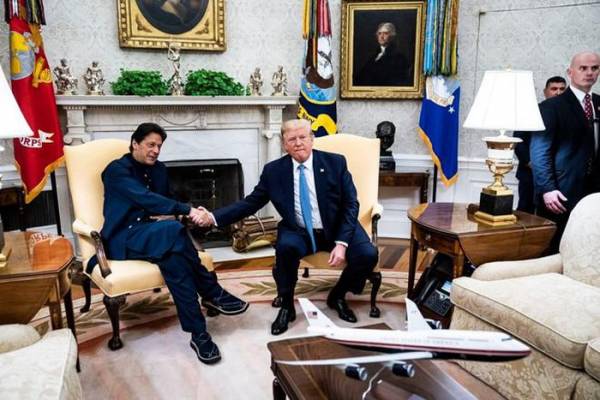 Tổng thống Trump gặp Thủ tướng Pakistan Imran Khan tại Phòng Bầu dục. Ảnh: Washington Post.