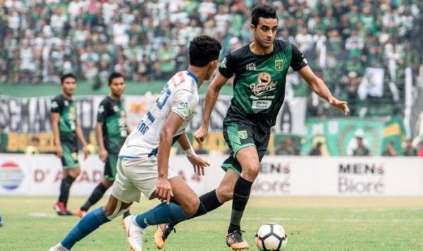 Trung vệ Otávio Dutra (phải) sẽ giúp hàng thủ Indonesia chắc chắn hơn