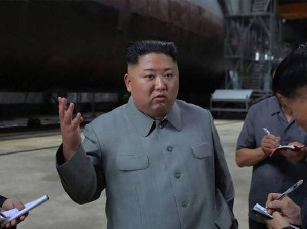 Nhà lãnh đạo Triều Tiên Kim Jong-un thị sát một tàu ngầm mới đóng tại một địa điểm bí mật ngày 23-7.