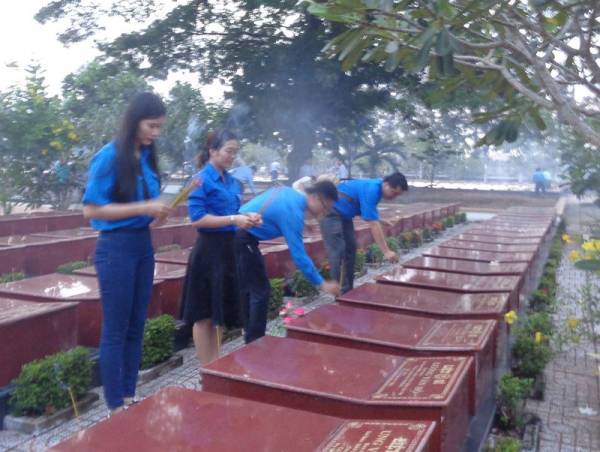 Cán bộ, ĐVTN thắp hương tưởng niệm các anh hung liệt sỹ tại nghĩa trang liệt sỹ TP Cần Thơ