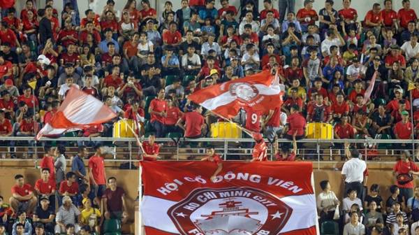 Khán giả TP.HCM hạnh phúc khi sau vòng 18 đội nhà vẫn dẫn đầu BXH. Ảnh VPF.