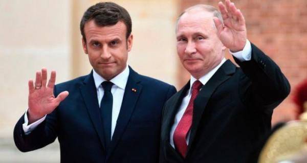 Tổng thống Pháp Emmanuel Macron (trái) và người đồng cấp Nga Vladimir Putin.