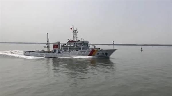 Tàu KN-272 chạy thử nghiệm, dễ dàng nhận thấy tháp súng điều khiển tự động phía trước mũi tàu