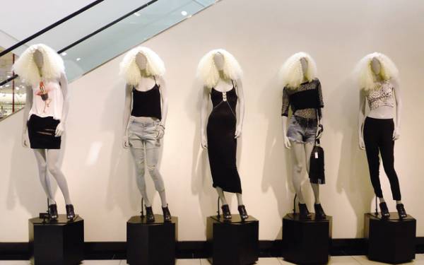 Không thay áo quần màu đen cho ma-nơ-canh là lưu ý đặc biệt trong “tháng cô hồn” của người kinh doanh thời trang. Ảnh: Bảo Loan