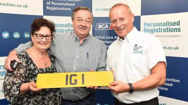 Vợ chồng doanh nhân Ian Guest (từ trái sang) mua biển số “IG 1“ với giá 356.000 USD.