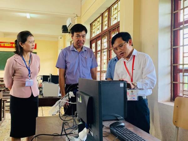 Ông Mai Văn Trinh, kiểm tra phòng chấm thi trắc nghiệm tại Thanh Hóa Ảnh: N.H