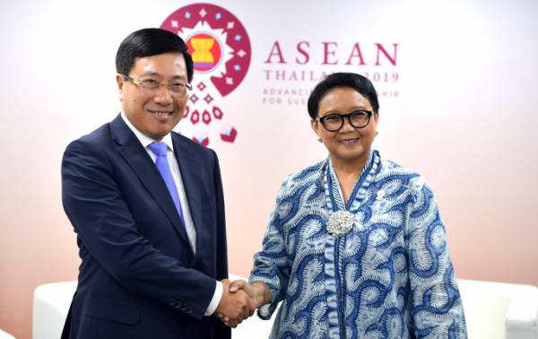 Phó Thủ tướng, Bộ trưởng Bộ Ngoại giao Phạm Bình Minh gặp Bộ trưởng Ngoại giao Indonesia Retno Marsurdi bên lề AMM-52 tại Bangkok - Thái Lan ngày 30-7 Ảnh: TTXVN