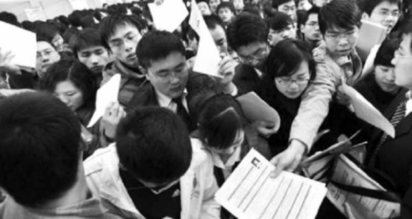 Các hội chợ việc làm luôn chật kín người