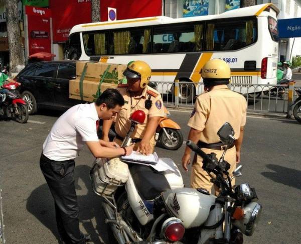 Một tài xế bị CSGT lập biên bản vi phạm.