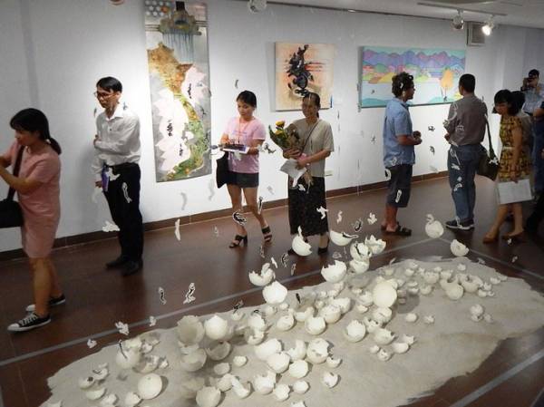 Công chúng chiêm ngưỡng các tác phẩm nghệ thuật tại triển lãm - Ảnh: Hoàng Sơn