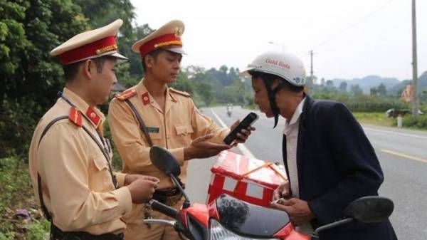 Cảnh sát giao thông Lạng Sơn kiểm tra tài xế vi phạm nồng độ cồn. Ảnh Công an Lạng Sơn.