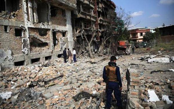 Nhân viên an ninh điều tra tại hiện trường một vụ tấn công ở thủ đô Kabul của Afghanistan (Ảnh: THX/TTXVN).