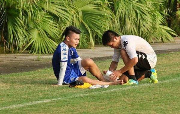 Quang Hải dính chấn thương phải bỏ dở buổi tập cùng CLB Hà Nội