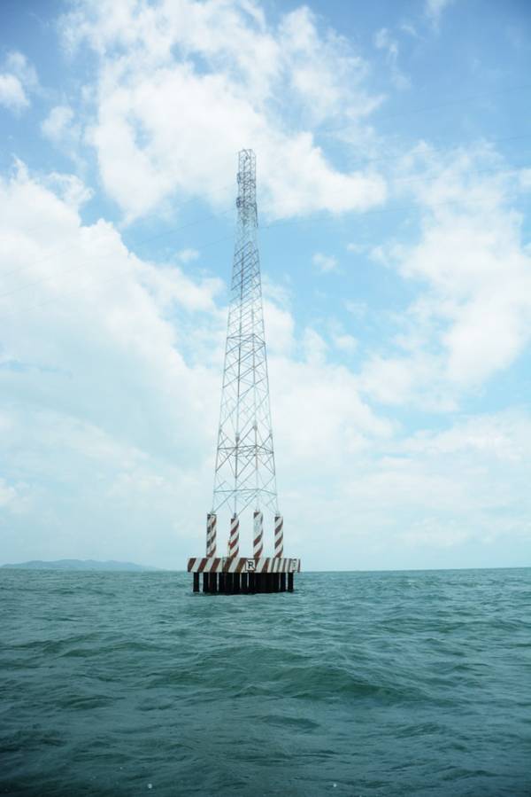  Điện lưới quốc gia kéo ra xã đảo đầu năm 2017 góp phần tạo nên sắc vóc Hòn Nghệ.