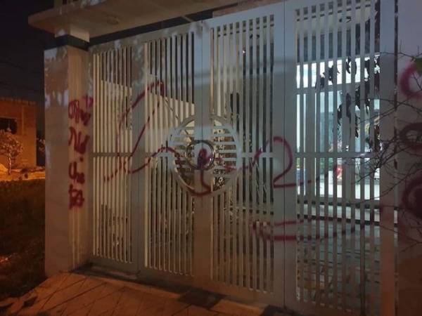  Nhà của anh V. ở Đà Nẵng bị xịt sơn, bôi bẩn khiến gia đình anh phải dọn đi nơi khác sau khi anh và người nhà bị chặn xe, ép viết giấy nợ giữa đường.