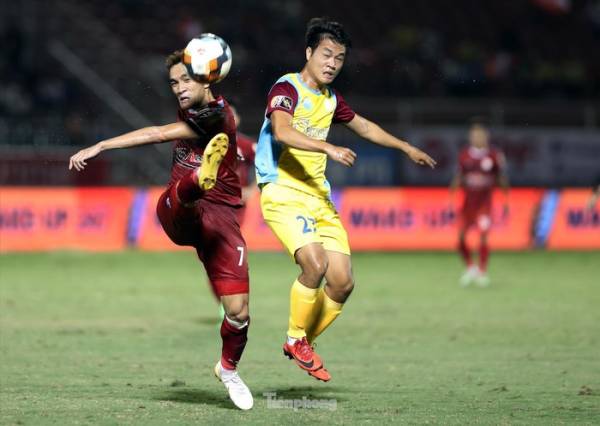 TPHCM (trái) sẽ phải quyết đấu với Quảng Nam để tranh ngôi đầu với Hà Nội FC cuối tuần này. Ảnh: VSI