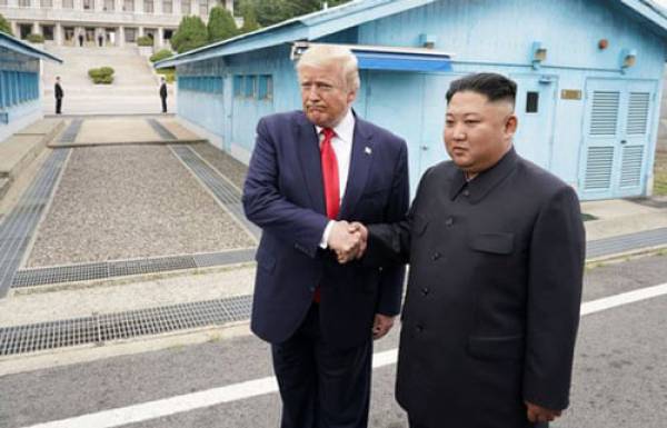 Tổng thống Mỹ Donald Trump và Chủ tịch Triều Tiên Kim Jong-un tại biên giới liên Triều (Ảnh: Reuters)