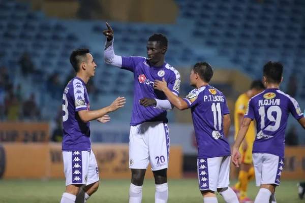 Quang Hải bên cạnh Thành Lương, Omar, Hùng Dũng trong chiến thắng trước Thanh Hóa - Ảnh: Gia Hưng