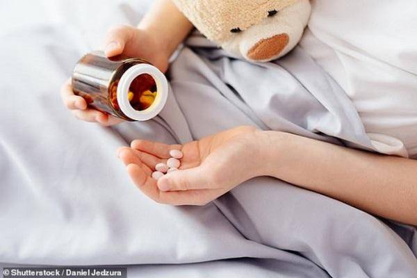 Việc sử dụng nhiều kháng sinh cho trẻ sẽ làm gia tăng nguy cơ mắc bệnh và giảm khả năng chữa bệnh sau này. Ảnh: Dailymail