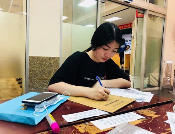Thí sinh trúng tuyển đợt 1 làm thủ tục nhập học