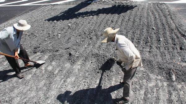 Công nhân sửa chữa, khắc phục đoạn lún võng trên cao tốc Đà Nẵng - Quảng Ngãi - Ảnh: Mạnh Cường